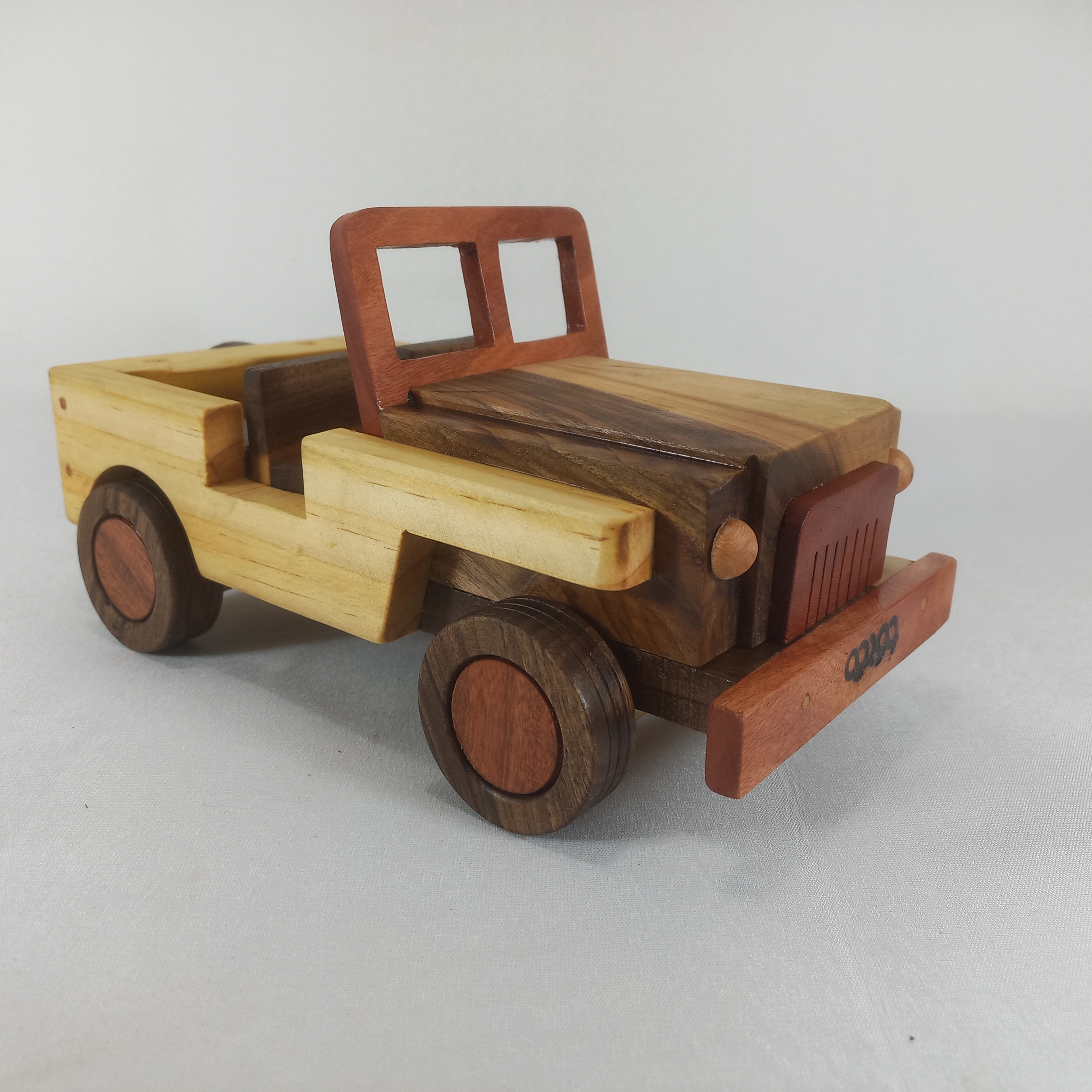 اسباب بازی چوبی ماشین مدل جیپ